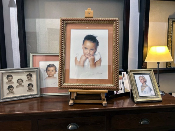 Marcos y retratos sobre la mesa del estudio
